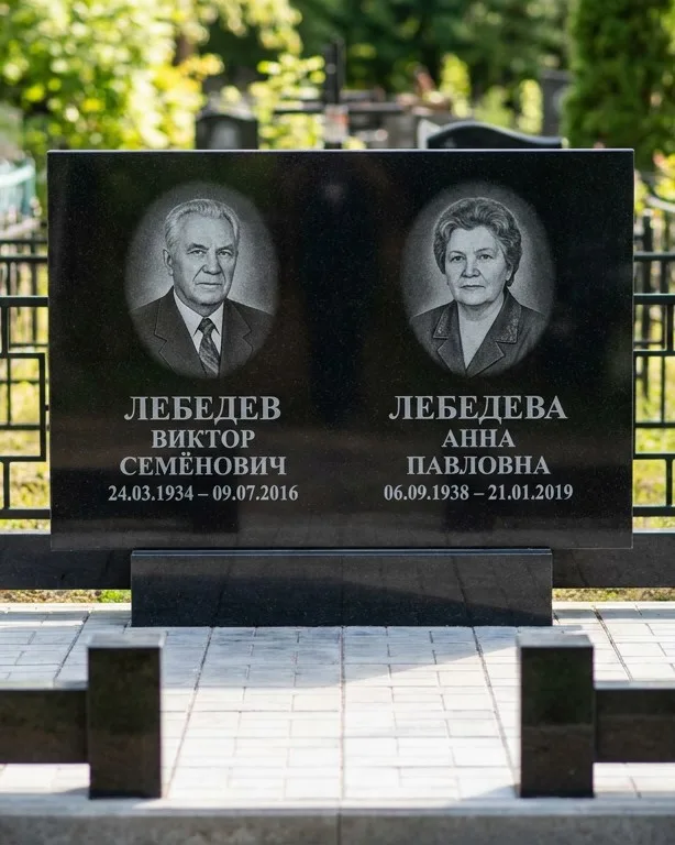 Памятник под ключ из красного гранита в Волгограде