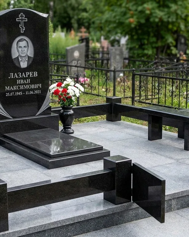 Памятник под ключ зимой с венком в Волгограде