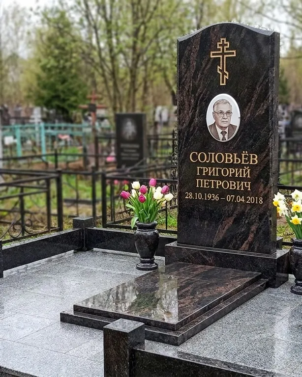 Памятник под ключ с гранитным цоколем и вазой, осень в Волгограде