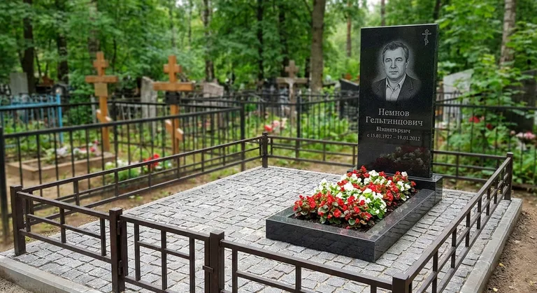 Памятник под ключ с цветником и благоустройством в Волгограде