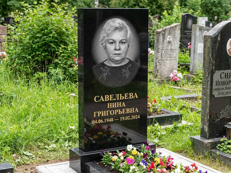 Портрет на памятнике в Волгограде — Паспортное фото восстановили и награвировали на чёрной стеле