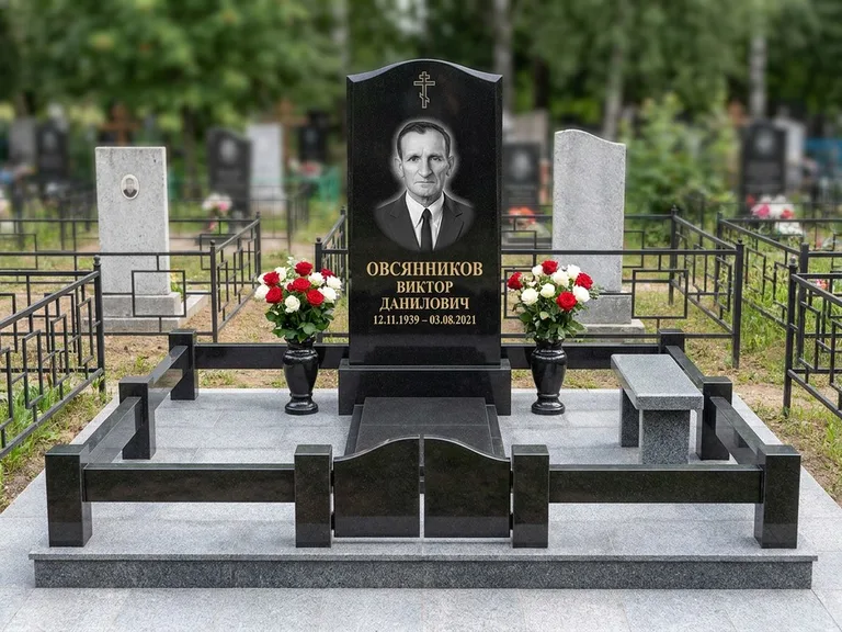Портрет на памятнике в Волгограде — Старый снимок → гравировка на премиум-комплексе с плиткой и оградой