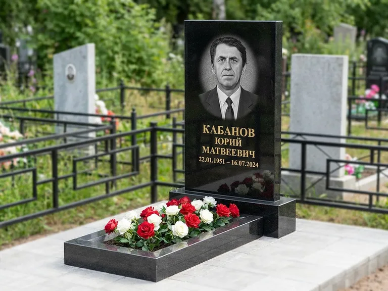 Портрет на памятнике в Волгограде — Старый снимок → гравировка на вертикальной стеле
