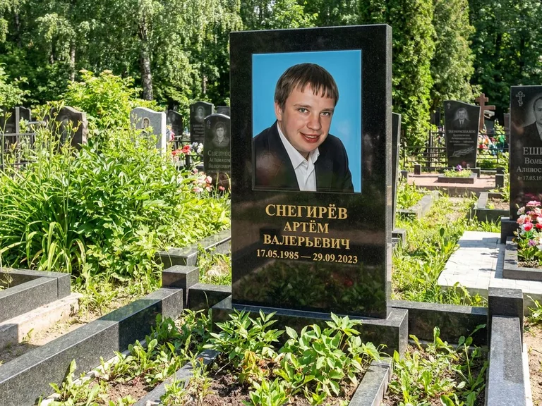 Портрет на памятнике в Волгограде — Цветное фото → прямоугольная фотокерамика на чёрном граните