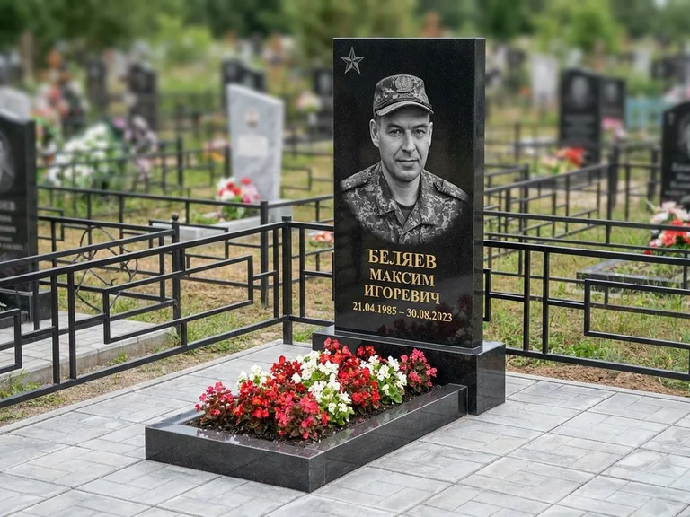 Портрет на памятнике в Волгограде — Военное фото → цветная фотокерамика, гравированная звезда