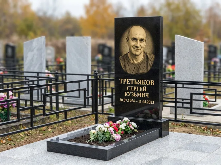Портрет на памятнике в Волгограде — Восстановленный портрет → гравировка на вертикальной стеле