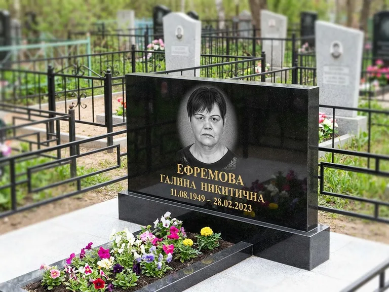 Портрет на памятнике в Волгограде — Ч/б портрет → гравировка на горизонтальном памятнике