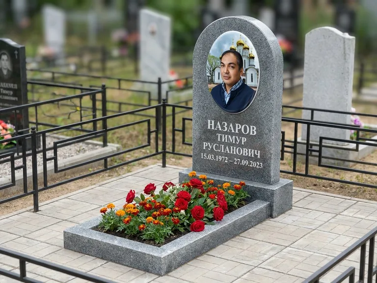 Портрет на памятнике в Волгограде — Цветной портрет → фотокерамика-овал на сером граните, буквы белые