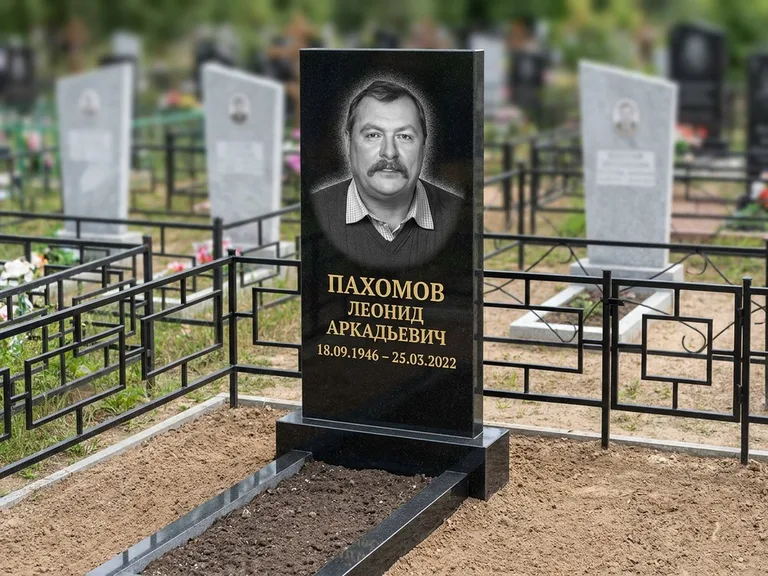 Портрет на памятнике в Волгограде — Маленькое фото → гравировка на простом бюджетном памятнике