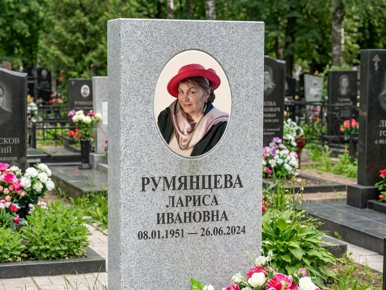 Портрет на памятнике в Волгограде — Цветной портрет → овальная фотокерамика на светлом камне