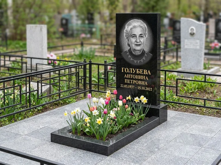 Портрет на памятнике в Волгограде — Выцветший скан восстановили и награвировали на стеле