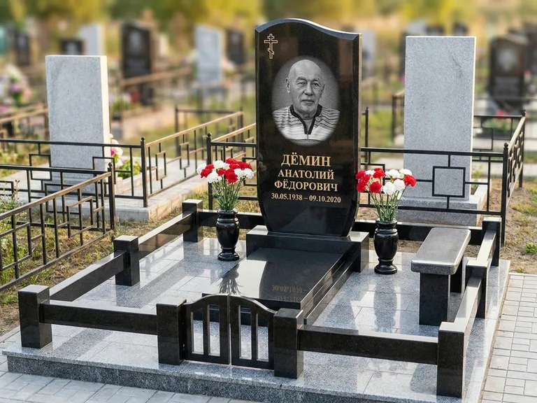 Портрет на памятнике в Волгограде — Реставрация → гравировка на премиум-комплексе