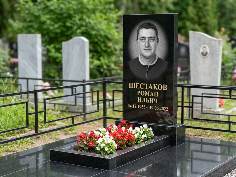 Портрет на памятнике в Волгограде — Ч/б портрет → гравировка на стеле