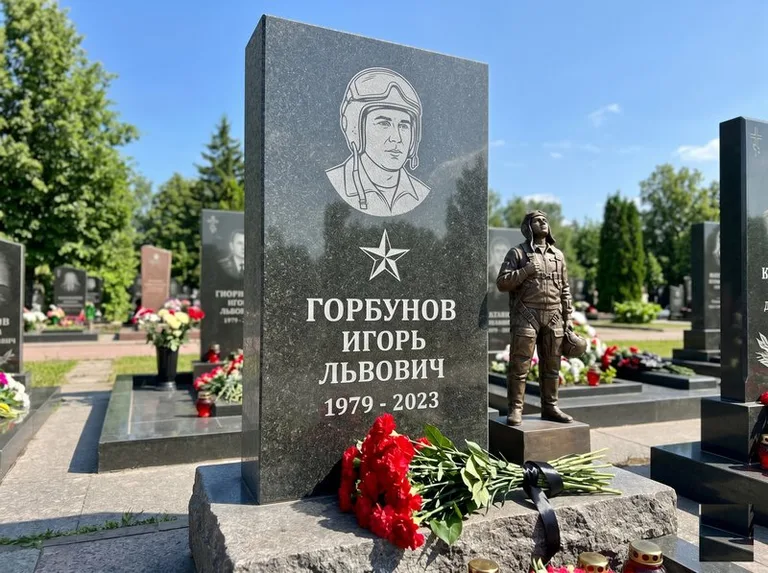 Гранитная фигура лётчика на памятнике военному со звездой в Волгограде