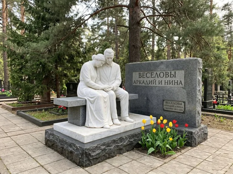 Мраморная скорбящая пара на эксклюзивном мемориале в Волгограде