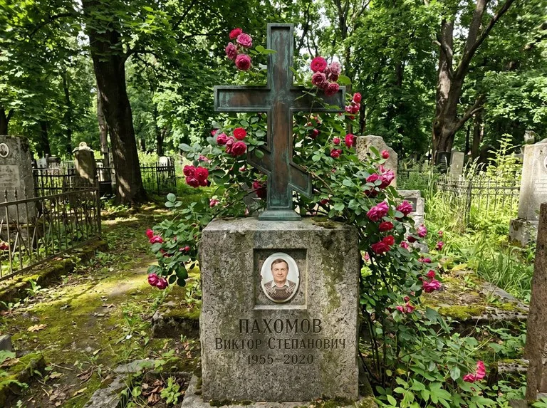 Бронзовый крест с розами на гранитной плите в Волгограде