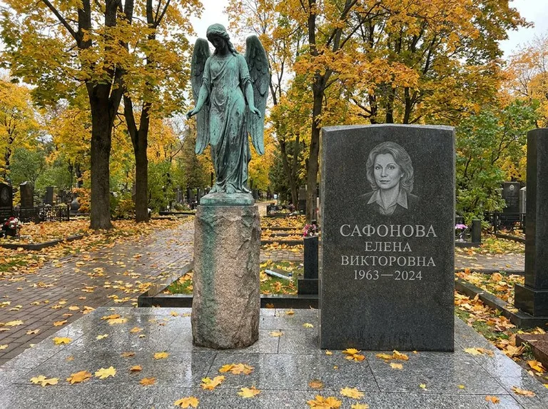 Бронзовый ангел на колонне рядом с памятником в Волгограде