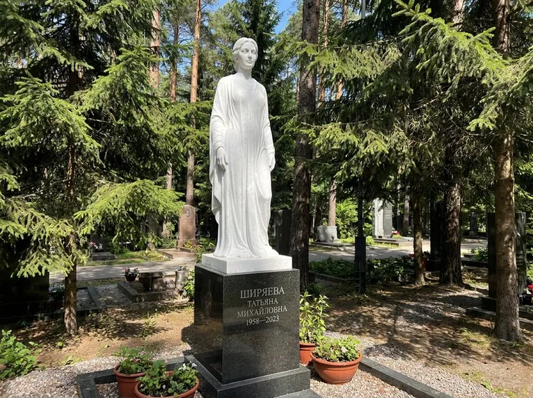 Ростовая женская фигура с портретным сходством на мемориале в Волгограде