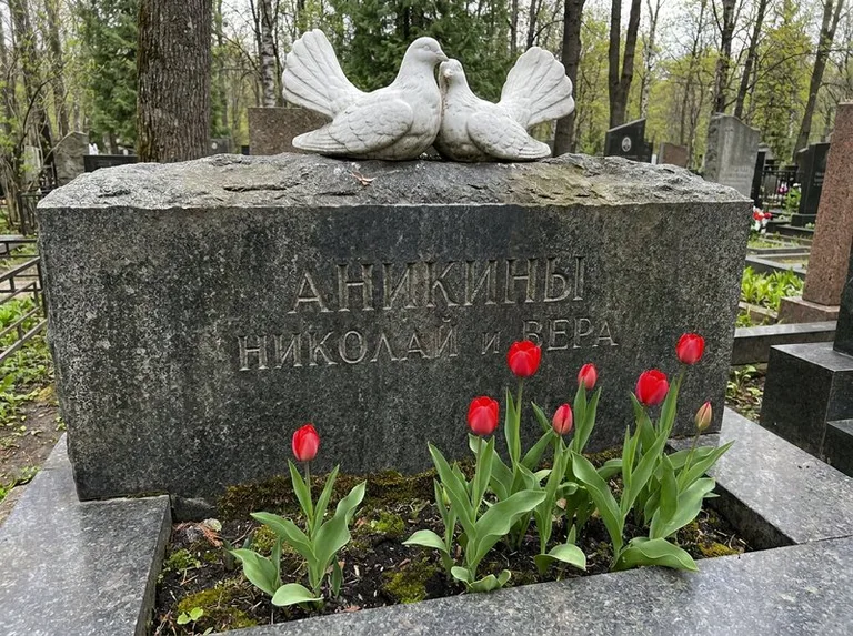 Пара голубей из литьевого мрамора на гранитной плите в Волгограде