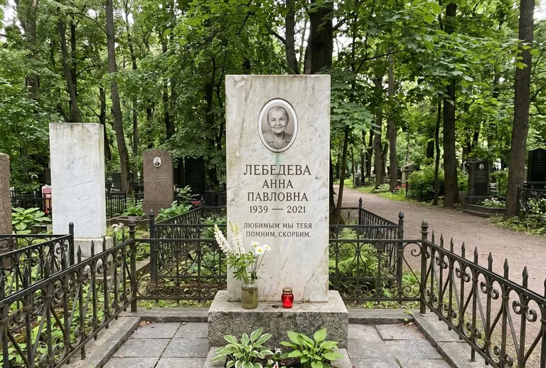 Уборка могилы до и после осенью — городское кладбище в Волгограде