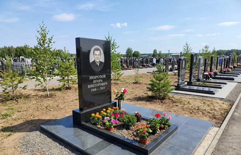 Уборка могилы со скамьёй до и после в Волгограде