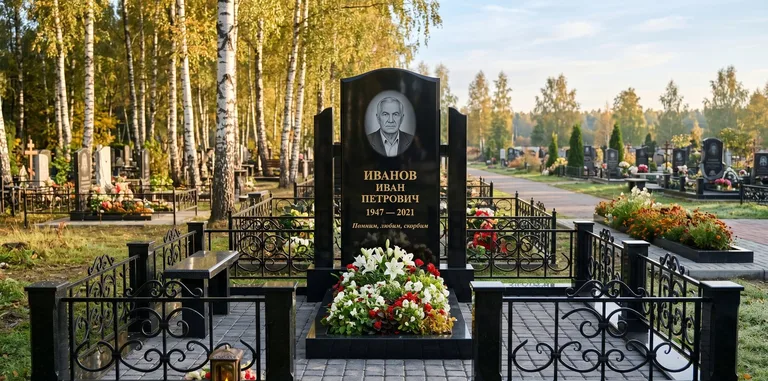 Мемориальный комплекс с цветником и оградой в Волгограде