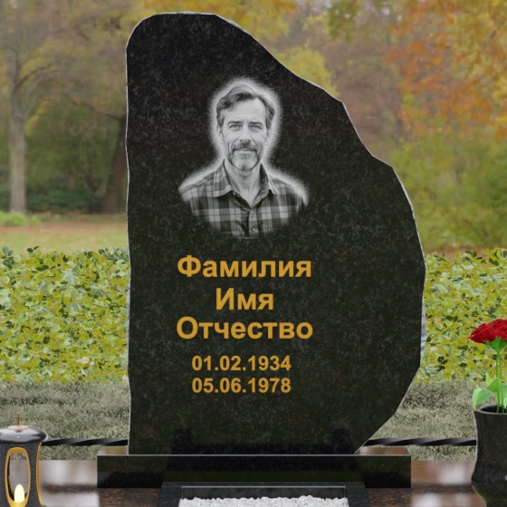 Гранитный памятник-скала с кованой оградой, гранит Габбро-диабаз