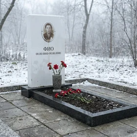 Пластиковый памятник в виде глыбы