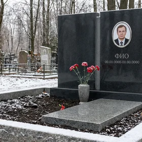 Памятник из базальта в виде глыбы