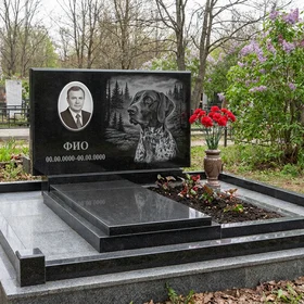 Гранитный памятник охотнику в форме монолитной глыбы с гончей