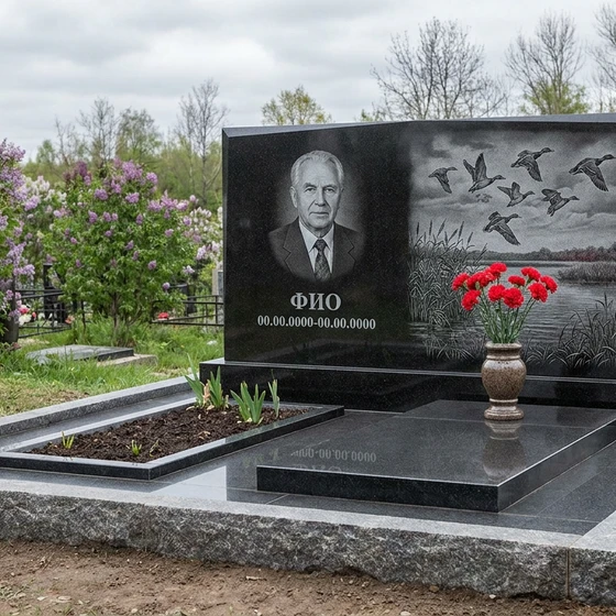 Гранитный памятник охотнику в виде глыбы с гравировкой дичи