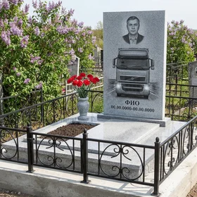 Гранитный памятник дальнобойщику с грузовиком на шоссе