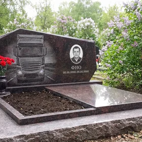 Гранитный памятник дальнобойщику из цельной глыбы с автопоездом