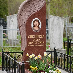 Мемориал с крылом ангела из лезниковского гранита
