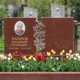 Памятник с розой из лезниковского гранита на двойной плите