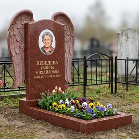 Памятник с парящими крыльями ангела из лезниковского гранита с портретом