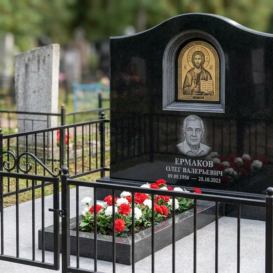 Памятник с иконой христа из черного габбро-диабаза с аркой