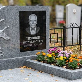 памятник с журавлиным клином из серого гранита с портретом