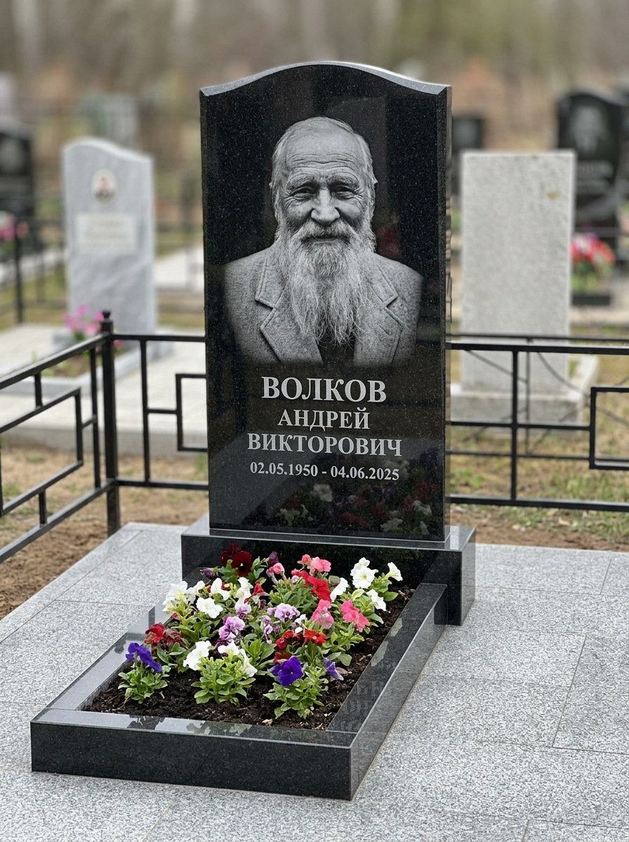 Портрет на памятнике в Волгограде — Старый снимок восстановили, портрет по грудь — гравировка